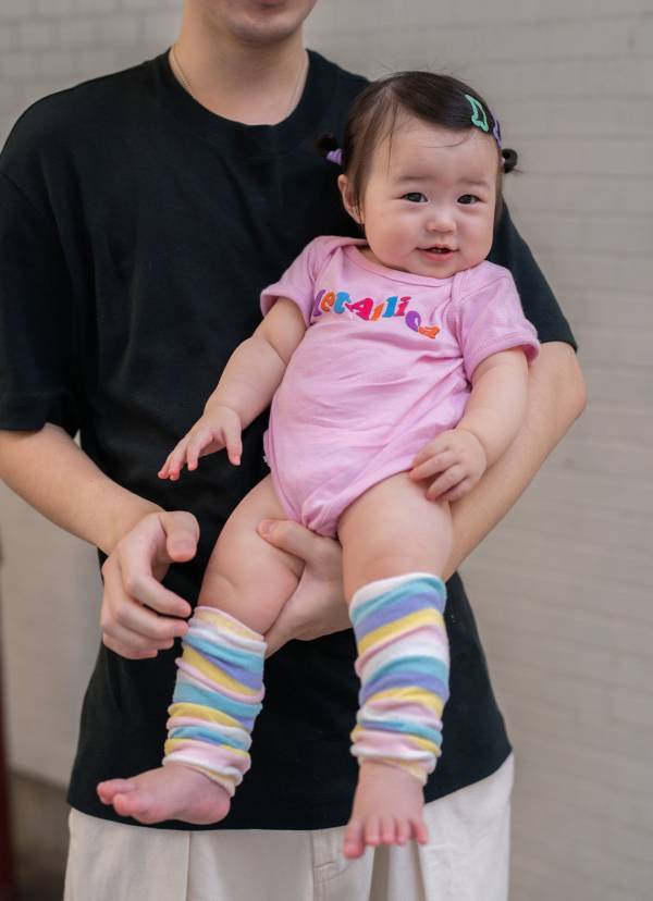 モノトーン×ピンクを仲良しシェア！ モード派家族のリンクコーデ術 | HugMug