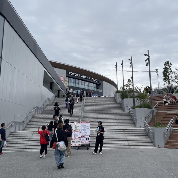 お台場新名所【TOYOTAアリーナ東京】で子連れバスケ観戦！キッズエリアやファミリールームなど嬉しい設備満載 | HugMug