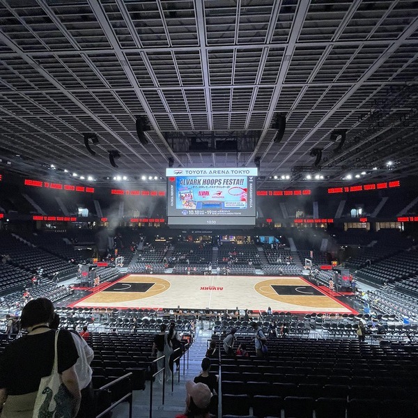 お台場新名所【TOYOTAアリーナ東京】で子連れバスケ観戦！キッズエリアやファミリールームなど嬉しい設備満載 | HugMug