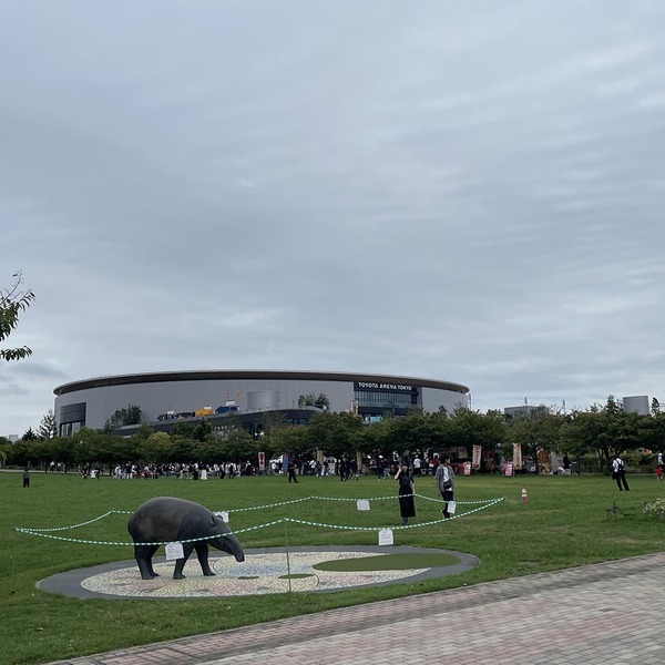 お台場新名所【TOYOTAアリーナ東京】で子連れバスケ観戦！キッズエリアやファミリールームなど嬉しい設備満載 | HugMug