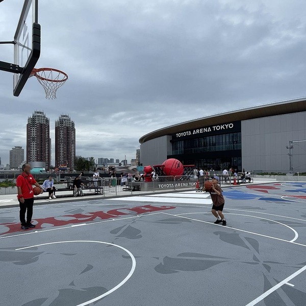 お台場新名所【TOYOTAアリーナ東京】で子連れバスケ観戦！キッズエリアやファミリールームなど嬉しい設備満載 | HugMug