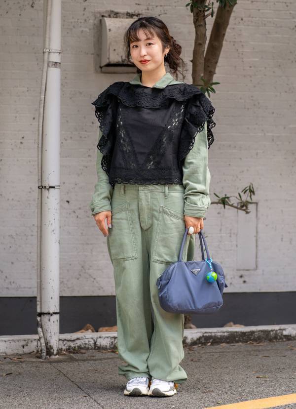 レースブラウス×オールインワンの技ありレイヤード術 | HugMug