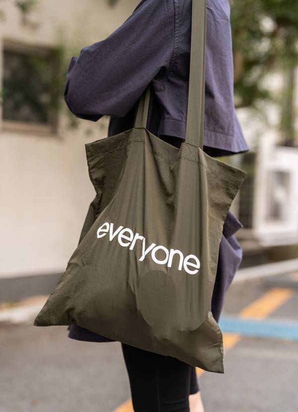 美容師夫婦による定番シャツのモードな着こなし術 | HugMug