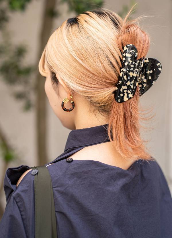 美容師夫婦による定番シャツのモードな着こなし術 | HugMug