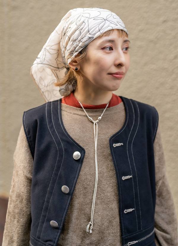 最旬デニムコーデ！ 淡めカラーで軽やか秋コーデに変身 | HugMug