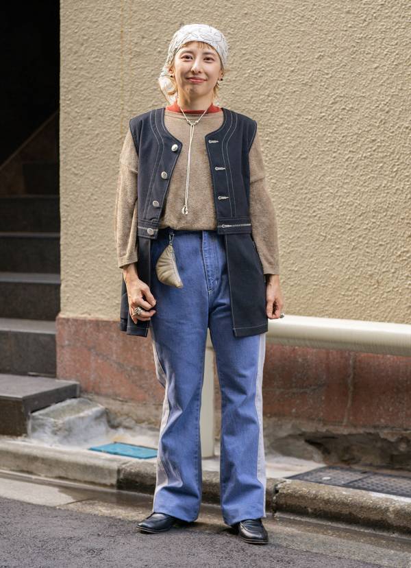 最旬デニムコーデ！ 淡めカラーで軽やか秋コーデに変身 | HugMug