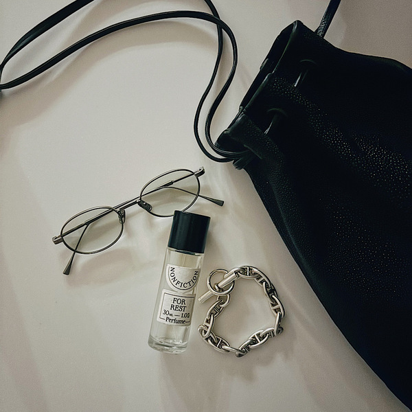 【30代メンズコーデ】ラインパンツ×ブラックで叶える秋の最旬大人男子スタイル | HugMug