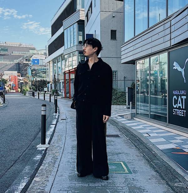 【30代メンズコーデ】ラインパンツ×ブラックで叶える秋の最旬大人男子スタイル | HugMug