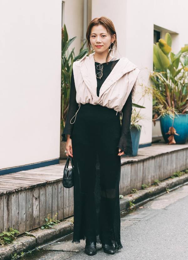 着回し力抜群なベストアウターがつかえる！ 秋のキレイめカジュアルコーデ | HugMug