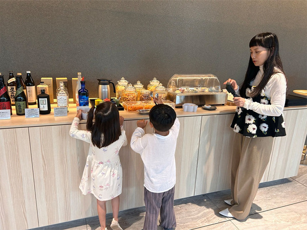 「隈研吾デザイン・宮崎シティホテル宿泊レポ」武智志穂の沖縄でのんびり双子育児 Vol.62 | HugMug