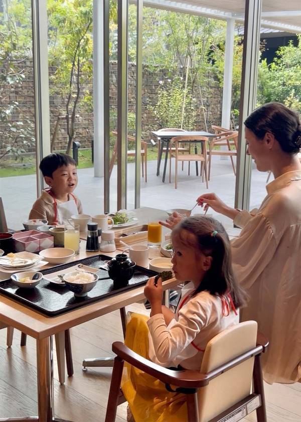 「隈研吾デザイン・宮崎シティホテル宿泊レポ」武智志穂の沖縄でのんびり双子育児 Vol.62 | HugMug