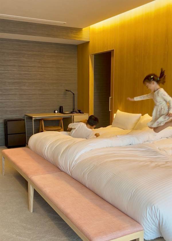 「隈研吾デザイン・宮崎シティホテル宿泊レポ」武智志穂の沖縄でのんびり双子育児 Vol.62 | HugMug