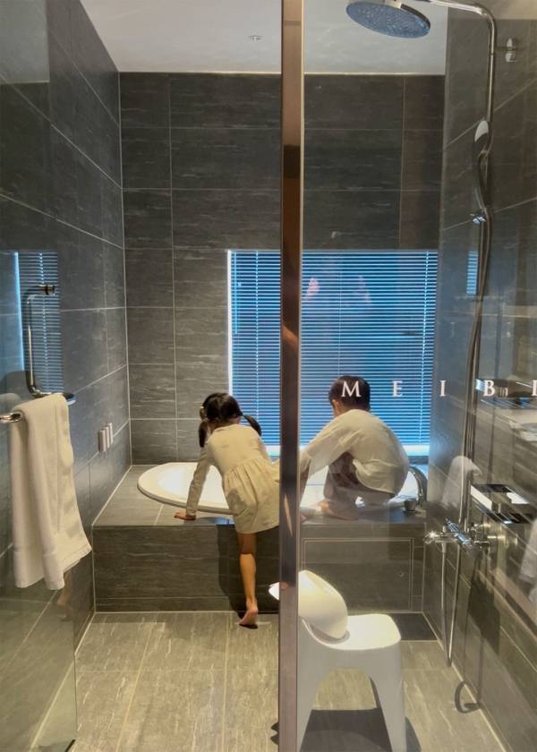 「隈研吾デザイン・宮崎シティホテル宿泊レポ」武智志穂の沖縄でのんびり双子育児 Vol.62 | HugMug