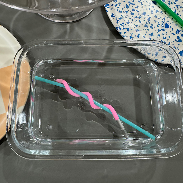 【セリア】のキャンドルがクネクネくるくるに大変身！ お湯だけでできる簡単アレンジ術 | HugMug