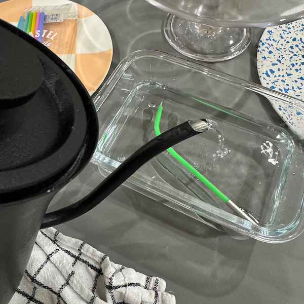 【セリア】のキャンドルがクネクネくるくるに大変身！ お湯だけでできる簡単アレンジ術 | HugMug