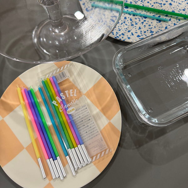 【セリア】のキャンドルがクネクネくるくるに大変身！ お湯だけでできる簡単アレンジ術 | HugMug