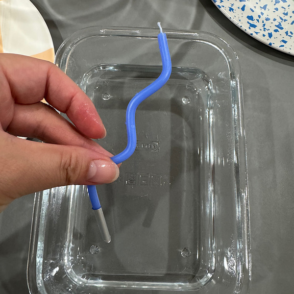 【セリア】のキャンドルがクネクネくるくるに大変身！ お湯だけでできる簡単アレンジ術 | HugMug