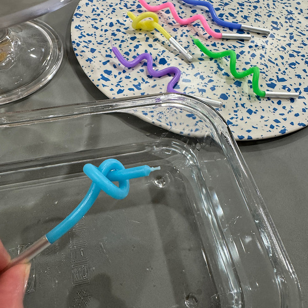 【セリア】のキャンドルがクネクネくるくるに大変身！ お湯だけでできる簡単アレンジ術 | HugMug