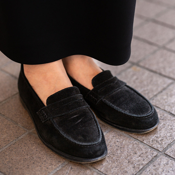 おしゃれを上品に仕上げるモノトーンコーデ！ニットやスウェードで季節感アップ | HugMug