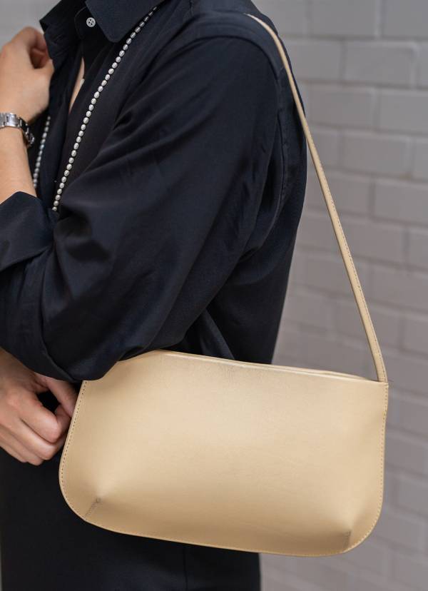 おしゃれを上品に仕上げるモノトーンコーデ！ニットやスウェードで季節感アップ | HugMug