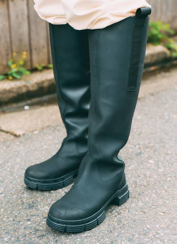 トレンドのヘッドスカーフはこう巻く！コーデを格上げしてくれる小物遣いの秘訣 | HugMug