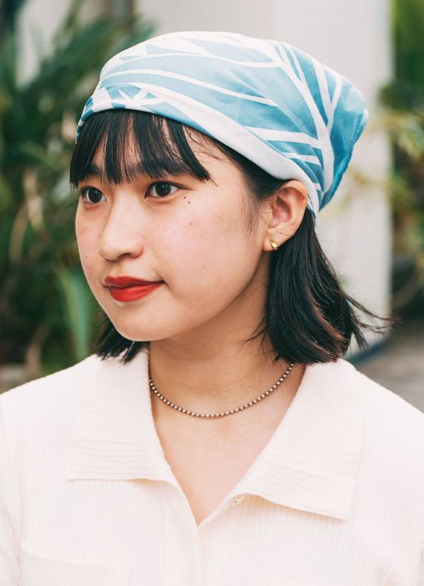 トレンドのヘッドスカーフはこう巻く！コーデを格上げしてくれる小物遣いの秘訣 | HugMug