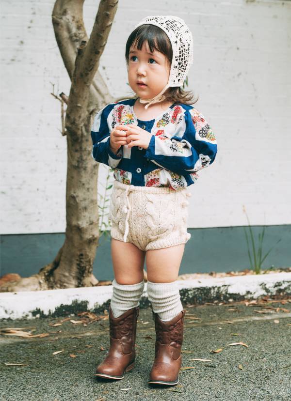 【ユニクロ】のニットがビスチェに変身！ おしゃれママのレイヤードコーデ術 | HugMug