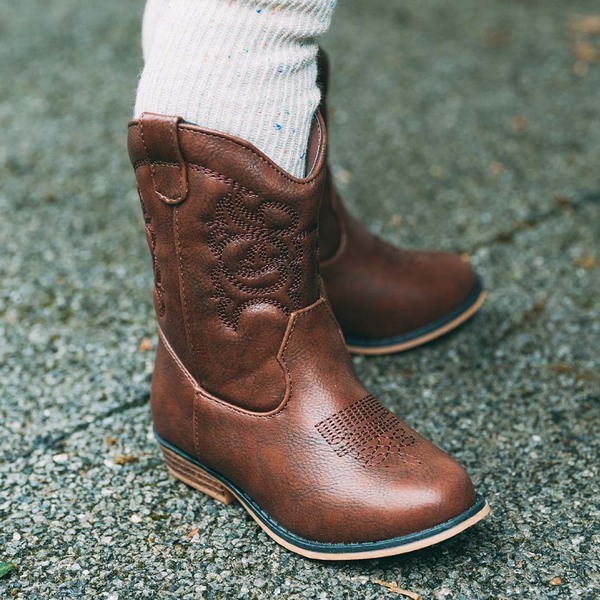 【ユニクロ】のニットがビスチェに変身！ おしゃれママのレイヤードコーデ術 | HugMug