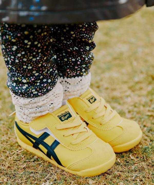 【関西おしゃれキッズスナップ】注目度120％！派手柄スニーカー7選 | HugMug