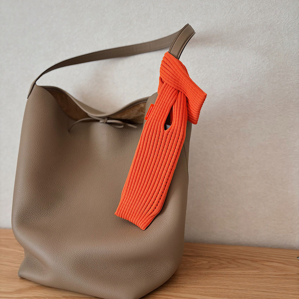 売り切れ続出！イッセイミヤケ×Appleコラボの「もう一つのポケット」が便利すぎて手放せない | HugMug