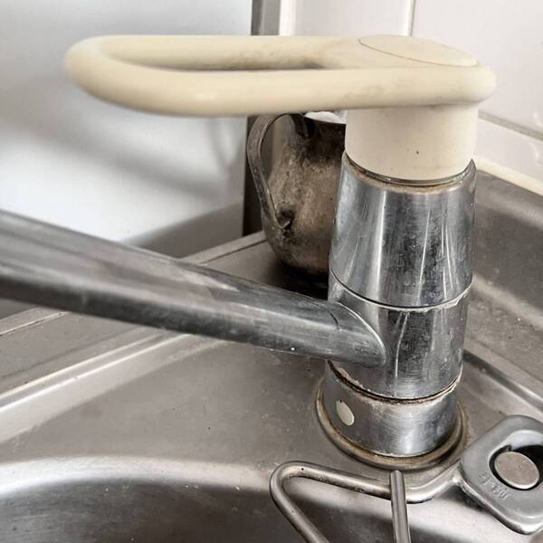 SNSで話題！水だけでシンクがピカピカ【ダイソー】スクラブクロスが魔法レベルに使える | HugMug