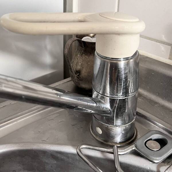 SNSで話題！水だけでシンクがピカピカ【ダイソー】スクラブクロスが魔法レベルに使える | HugMug