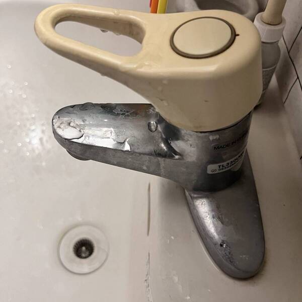 SNSで話題！水だけでシンクがピカピカ【ダイソー】スクラブクロスが魔法レベルに使える | HugMug