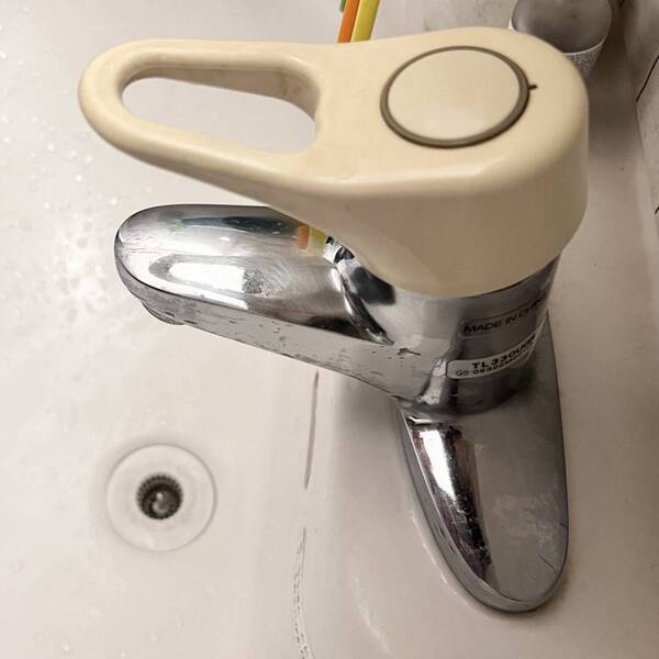 SNSで話題！水だけでシンクがピカピカ【ダイソー】スクラブクロスが魔法レベルに使える | HugMug