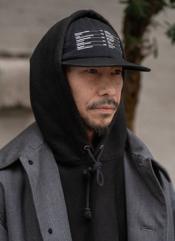 温度調節しやすい【ベスト】のお手本コーデ。ジャケットやシャツをレイヤード | HugMug