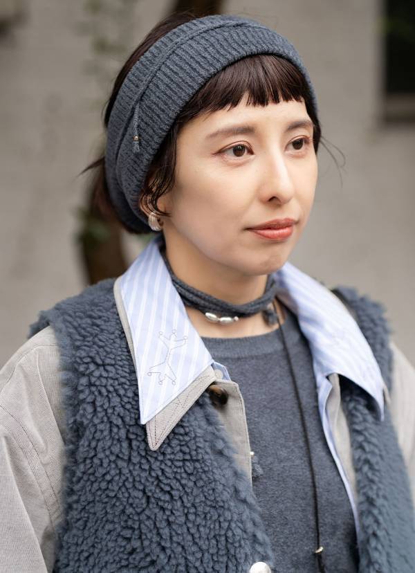 温度調節しやすい【ベスト】のお手本コーデ。ジャケットやシャツをレイヤード | HugMug