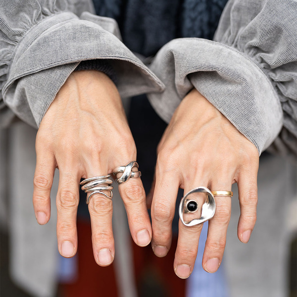 温度調節しやすい【ベスト】のお手本コーデ。ジャケットやシャツをレイヤード | HugMug