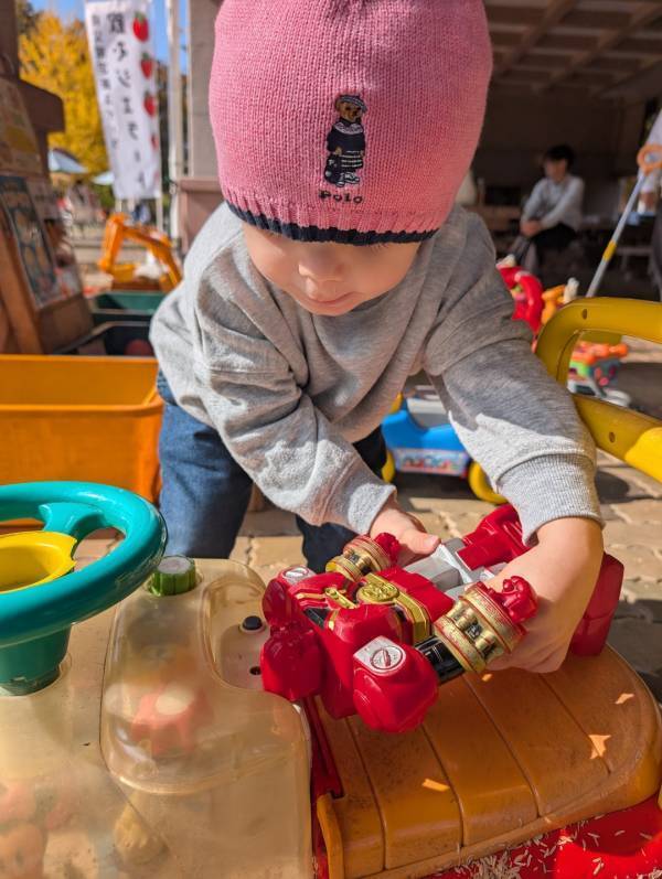 今が紅葉見頃！ぐるりん号で【秩父ミューズパーク】へ。紅葉×遊具×グルメを満喫！ | HugMug