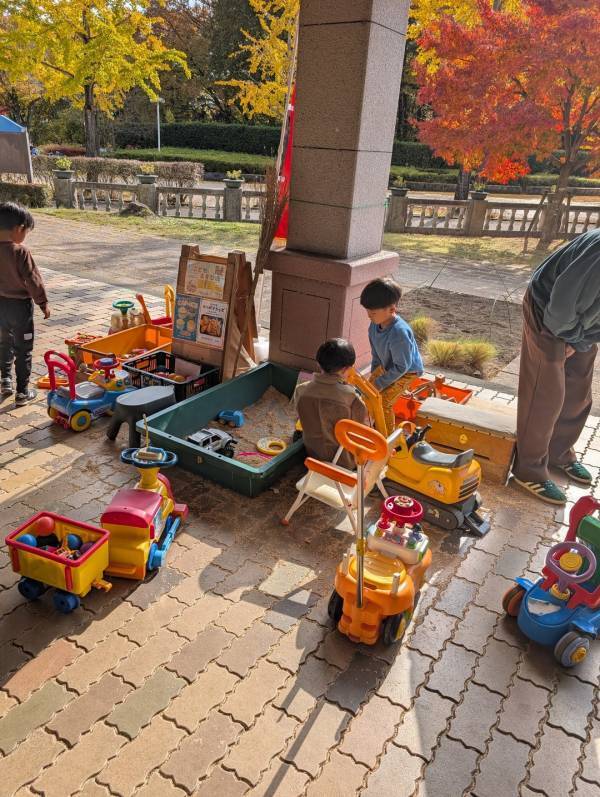 今が紅葉見頃！ぐるりん号で【秩父ミューズパーク】へ。紅葉×遊具×グルメを満喫！ | HugMug