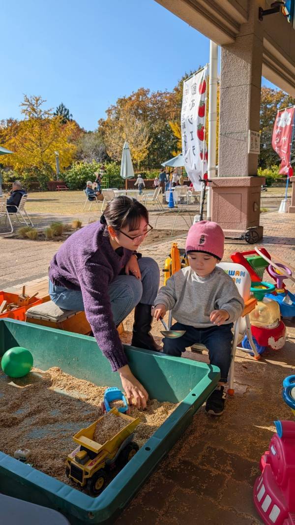 今が紅葉見頃！ぐるりん号で【秩父ミューズパーク】へ。紅葉×遊具×グルメを満喫！ | HugMug