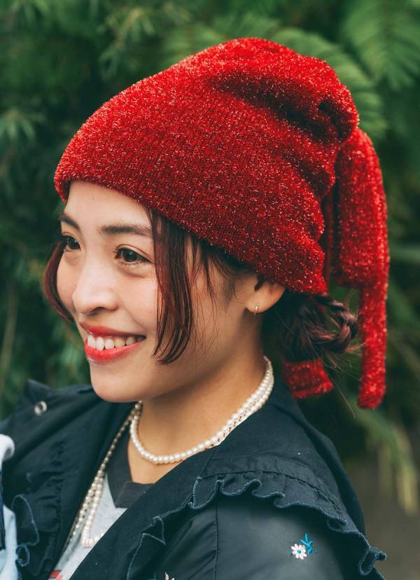 部屋着にならない「スウェットパンツ」コーデ。上品アイテムを挿すのがサマ見えの秘訣 | HugMug