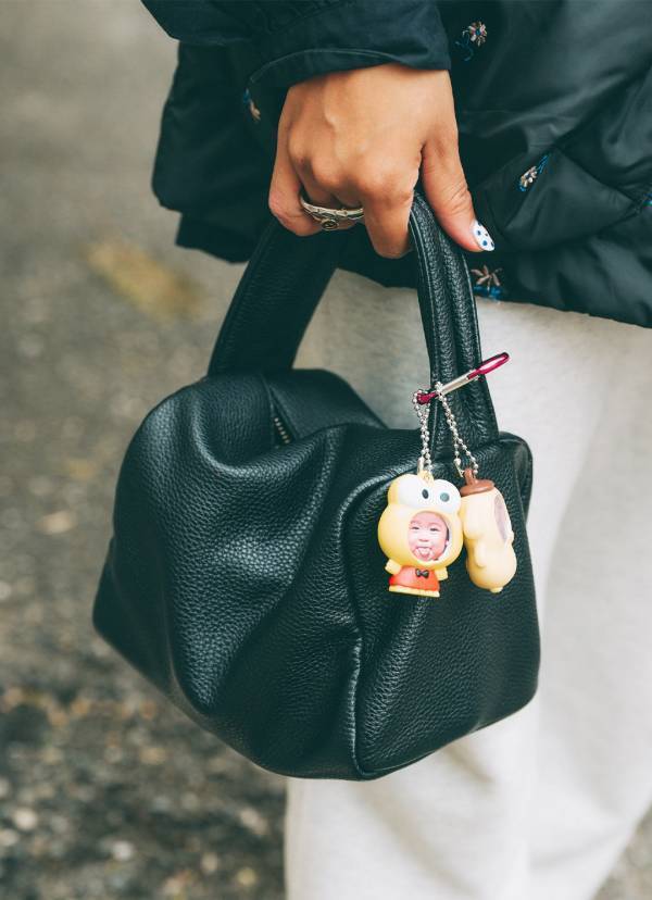 部屋着にならない「スウェットパンツ」コーデ。上品アイテムを挿すのがサマ見えの秘訣 | HugMug