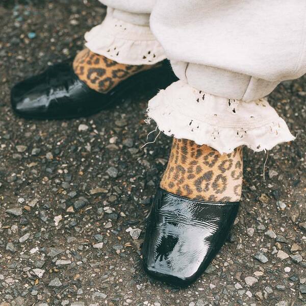 部屋着にならない「スウェットパンツ」コーデ。上品アイテムを挿すのがサマ見えの秘訣 | HugMug