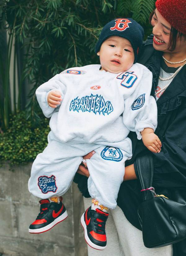 部屋着にならない「スウェットパンツ」コーデ。上品アイテムを挿すのがサマ見えの秘訣 | HugMug