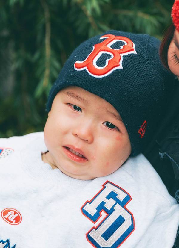 部屋着にならない「スウェットパンツ」コーデ。上品アイテムを挿すのがサマ見えの秘訣 | HugMug