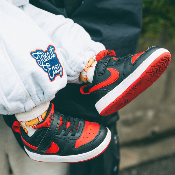 部屋着にならない「スウェットパンツ」コーデ。上品アイテムを挿すのがサマ見えの秘訣 | HugMug