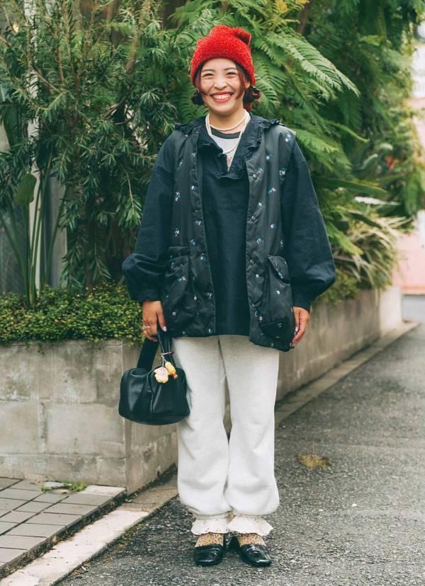 部屋着にならない「スウェットパンツ」コーデ。上品アイテムを挿すのがサマ見えの秘訣 | HugMug