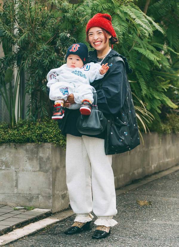 部屋着にならない「スウェットパンツ」コーデ。上品アイテムを挿すのがサマ見えの秘訣 | HugMug