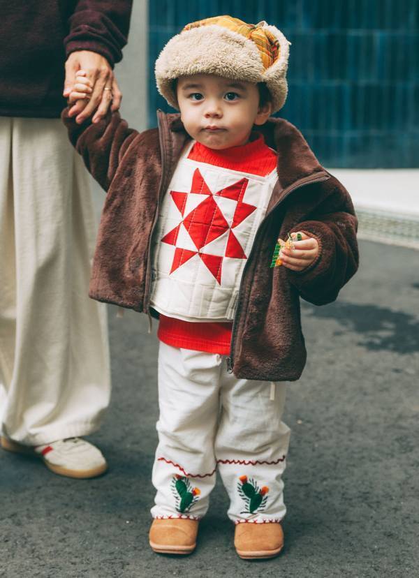 ヴィンテージのミディ丈コートがめちゃかわ！赤をシェアしたファミリーコーデ | HugMug