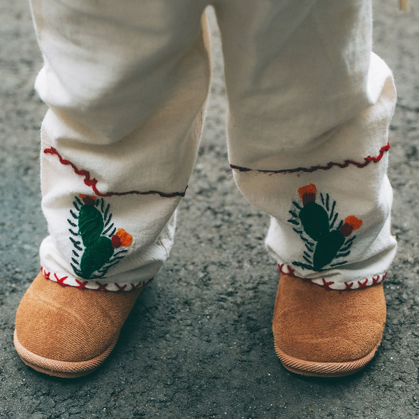 ヴィンテージのミディ丈コートがめちゃかわ！赤をシェアしたファミリーコーデ | HugMug